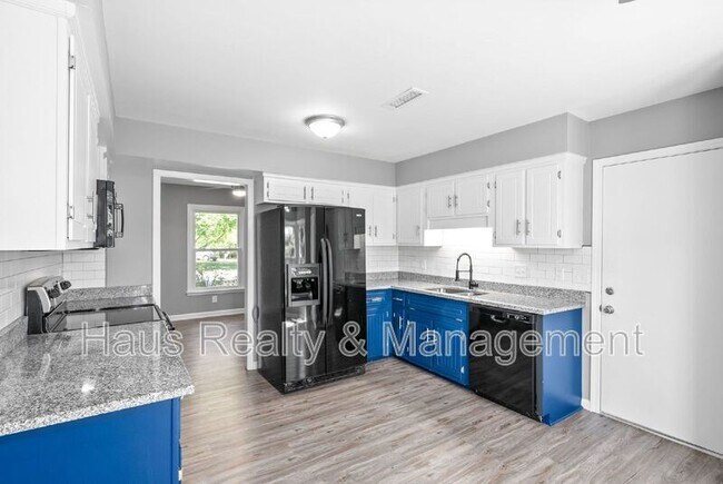 Building Photo - 830 Iris Ln