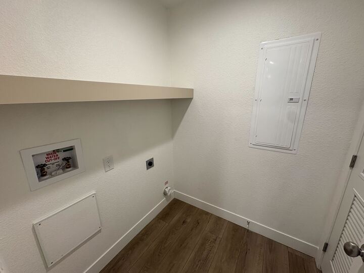 Building Photo - 2060 N Center St