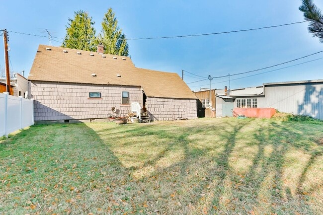 Building Photo - Application Pending - Two Bedroom Home in ...