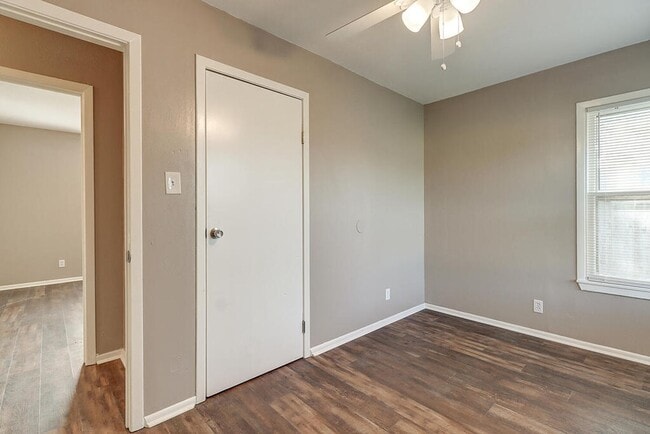 Building Photo - 10921 Shady Ln