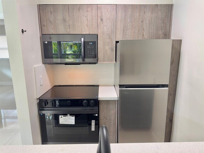 Building Photo - 924 NE 17th Terrace