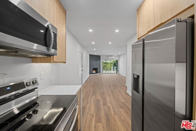 Building Photo - 2449 Beachwood Dr