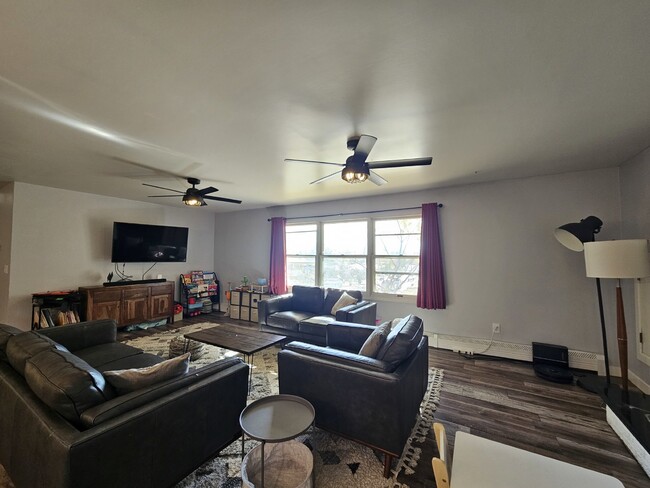 Building Photo - Spacious Upstairs Unit with BONUS ROOM & U...