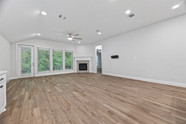 Building Photo - 302 Sky Top Dr