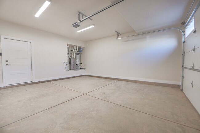 Building Photo - Crimson Park Town Home.