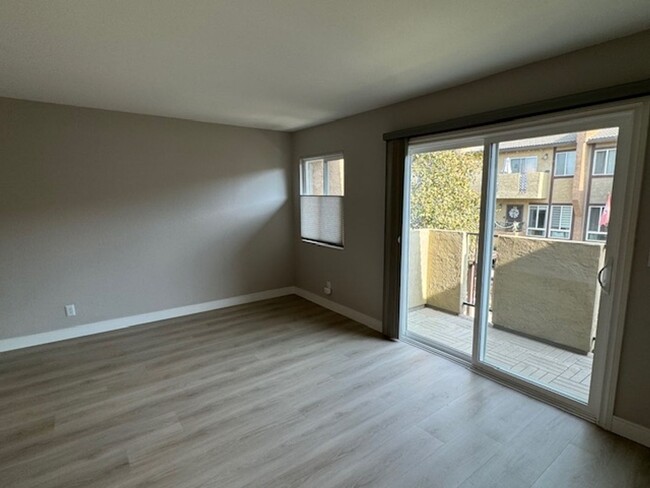 Building Photo - Designer Executive Townhome in Signal Hill