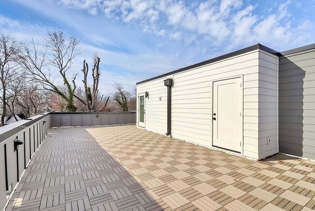 Building Photo - Stunning 3BD/3.5BA Townhome with PRIVATE POOL!