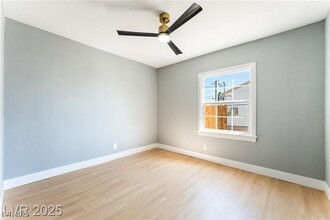 Building Photo - 915 Melrose Dr