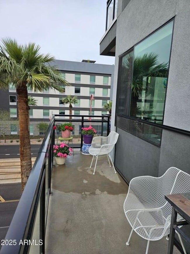 Building Photo - Resort Living in Midtown!!  Pool, Dog walk...