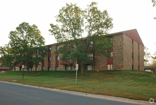 Building Photo - Royal Oaks Apartments