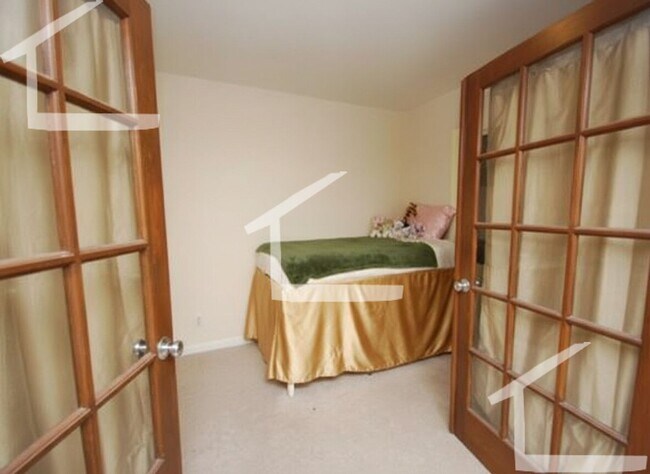 Building Photo - Charming 4 Bedroom-No Broker Fee