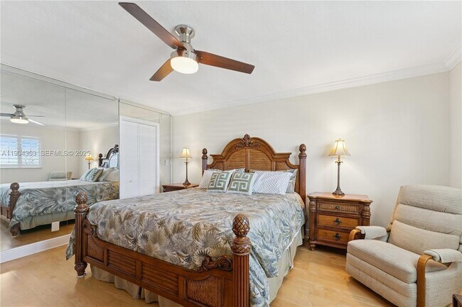 Building Photo - 1160 Hillsboro Mile Unit 901