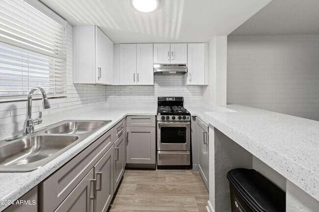 Building Photo - 1601 W Camelback Rd