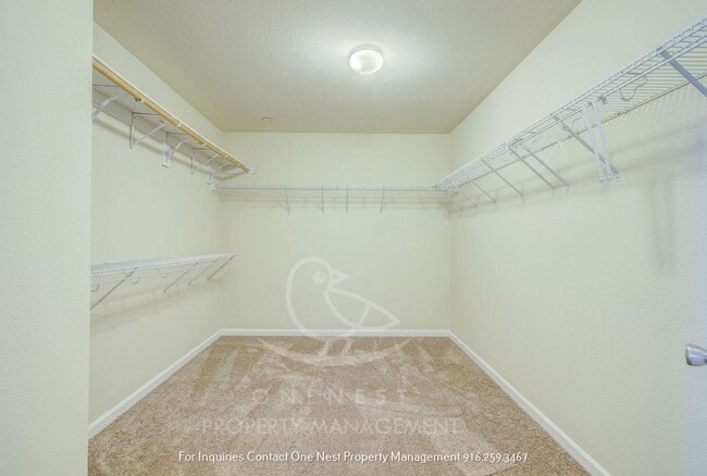 Building Photo - Huge home, Lincoln Crossing - walking dist...