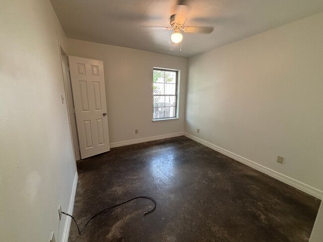 Building Photo - 1719 Lakeshore Dr