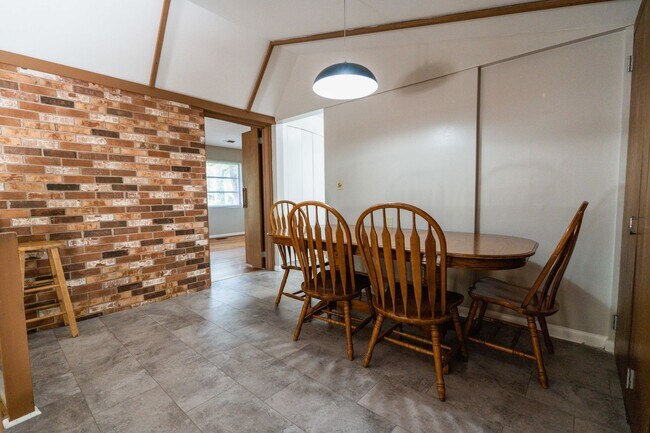 Building Photo - 3BR/2BA Home