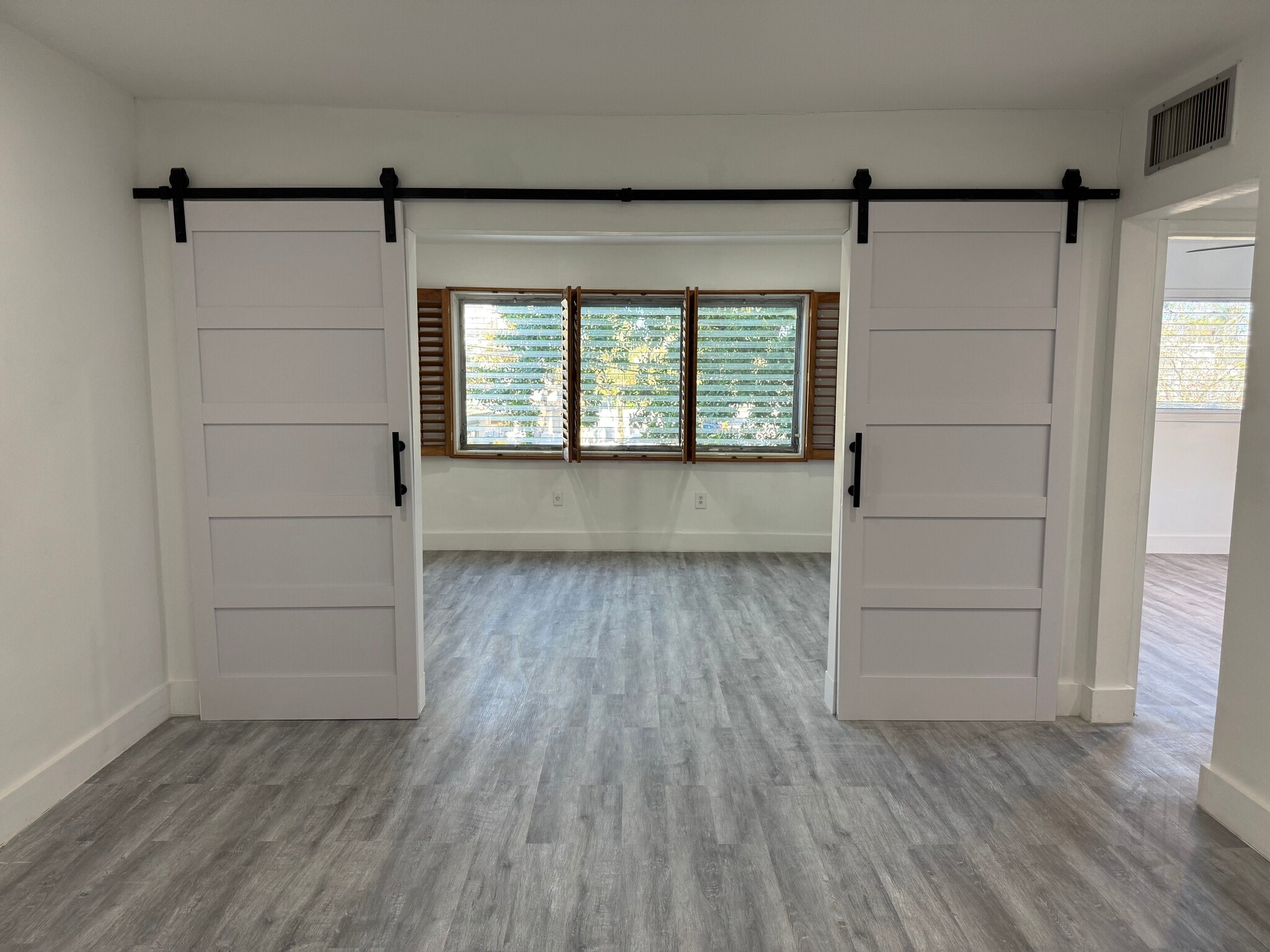 Building Photo - 2250 Bay Dr