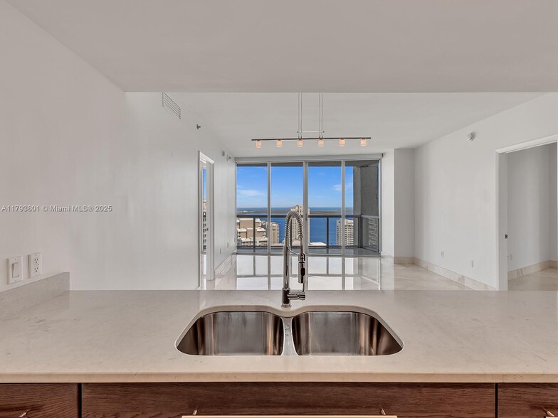 Building Photo - 475 Brickell Ave