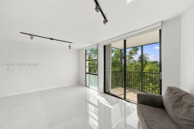 Building Photo - 3475 N Country Club Dr