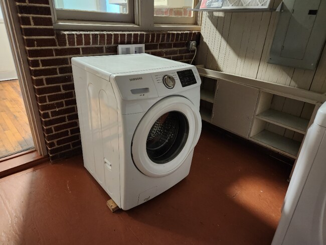 Building Photo - 1302 E Victory Dr