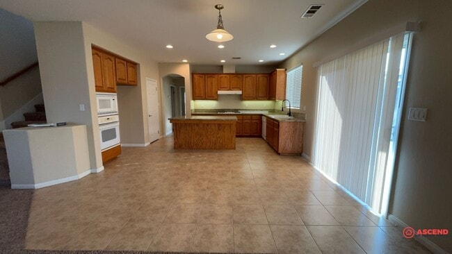 Building Photo - Splendid 5 Bedroom Off Westside Parkway!