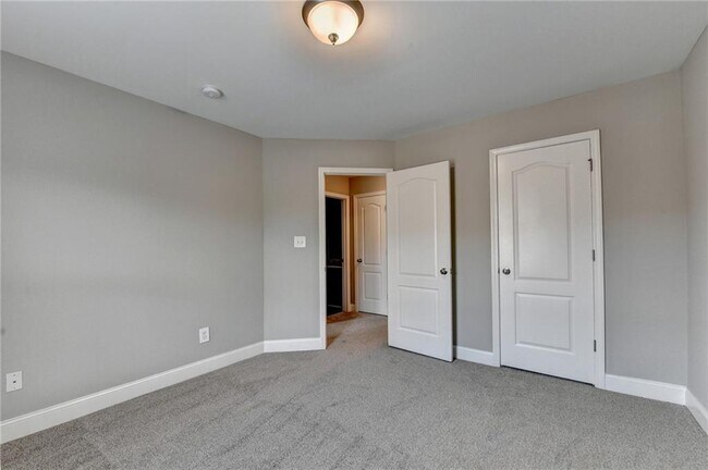 Building Photo - 812 Red Hart Ln