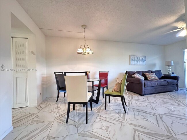 Building Photo - 569 Fanshaw N