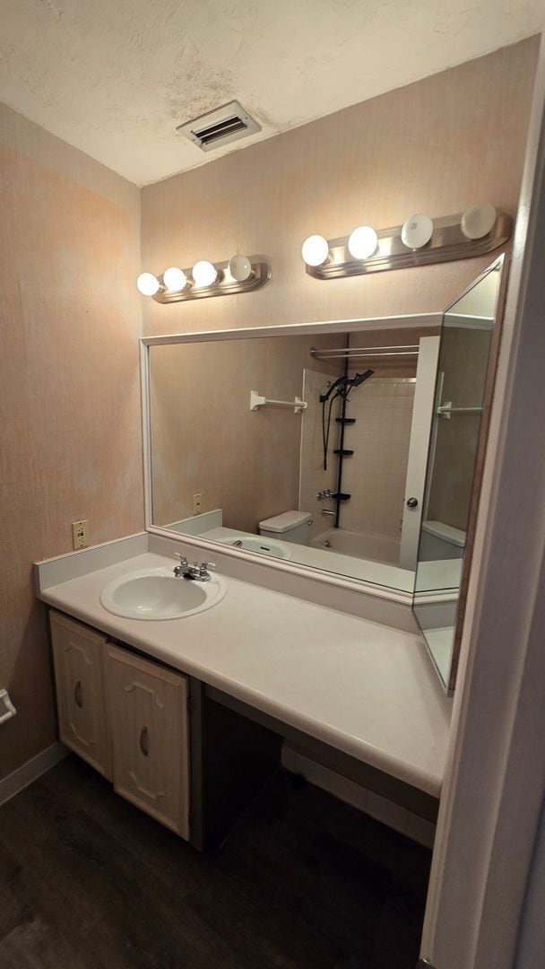 Building Photo - 3 bedroom 2 bath 2nd floor condo