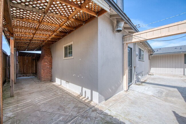 Building Photo - Adorable 3 BR 1 BA Home In A Well Desired Clovis Neighborhood - **SPECIAL-HALF OFF SECOND MONTH R...
