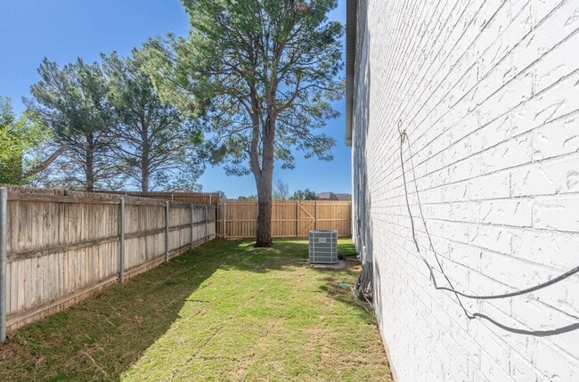 Building Photo - 8121 San Antonio St