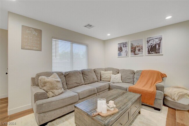 Building Photo - 9291 Hollander Ave