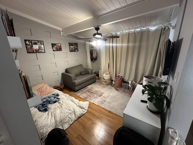 Building Photo - Beautiful Condo close to Memorial and Garces HS