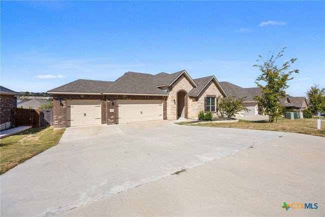 Building Photo - 2265 Wooster St