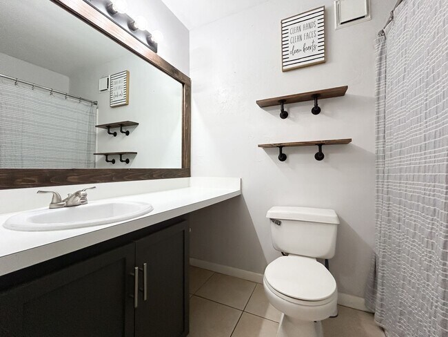 Building Photo - 3800 SW 20th Ave