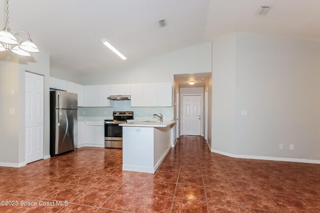 Building Photo - 1545 20th Ave SW