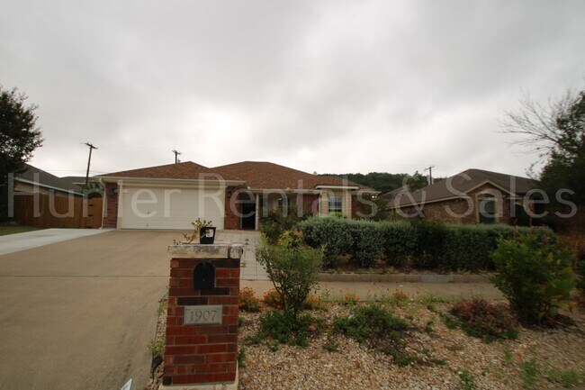 Primary Photo - Walker Place Beauty