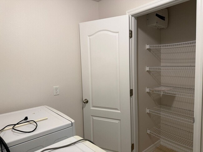 Building Photo - Come and Experience This Townhouse