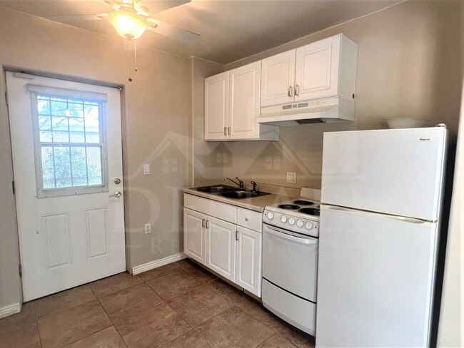 Building Photo - 3122 E Monterosa St