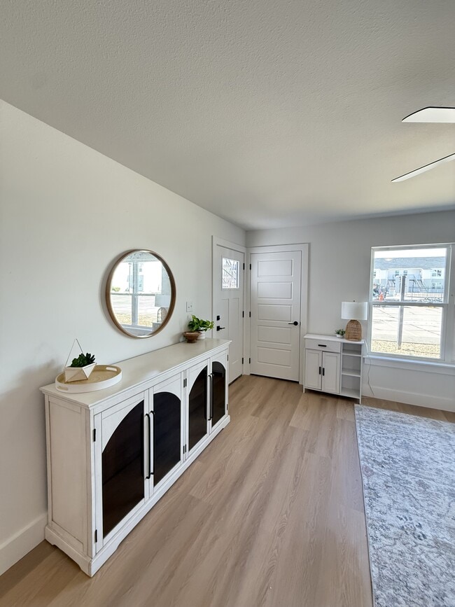 Building Photo - 1120 W Cato Springs Rd