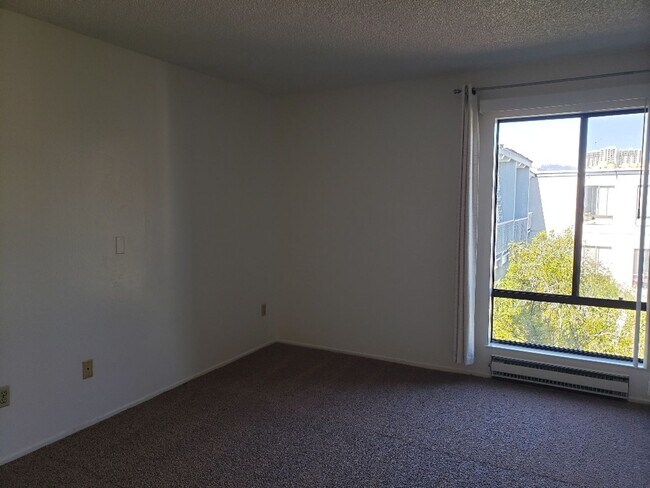 Building Photo - $500 Move In Special!!! 1BD/1BA CONDO AVAI...