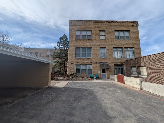 Building Photo - 1000 Fountain Terrace Dr