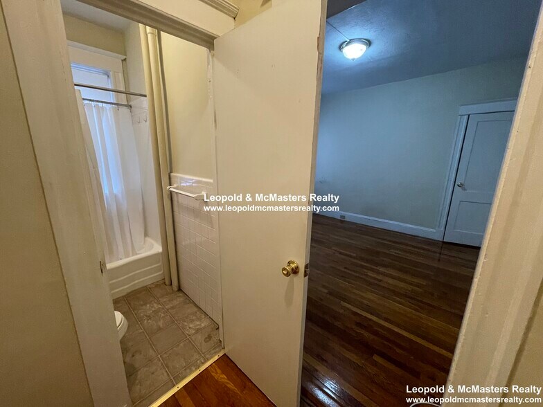 Building Photo - 8 Woodstock Ave