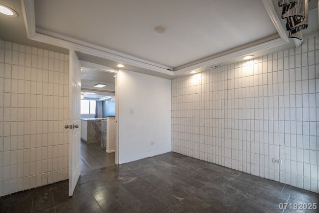 Building Photo - $2,600 / 2br - 730ft2 - 2 Bed 1 Bath Condo...