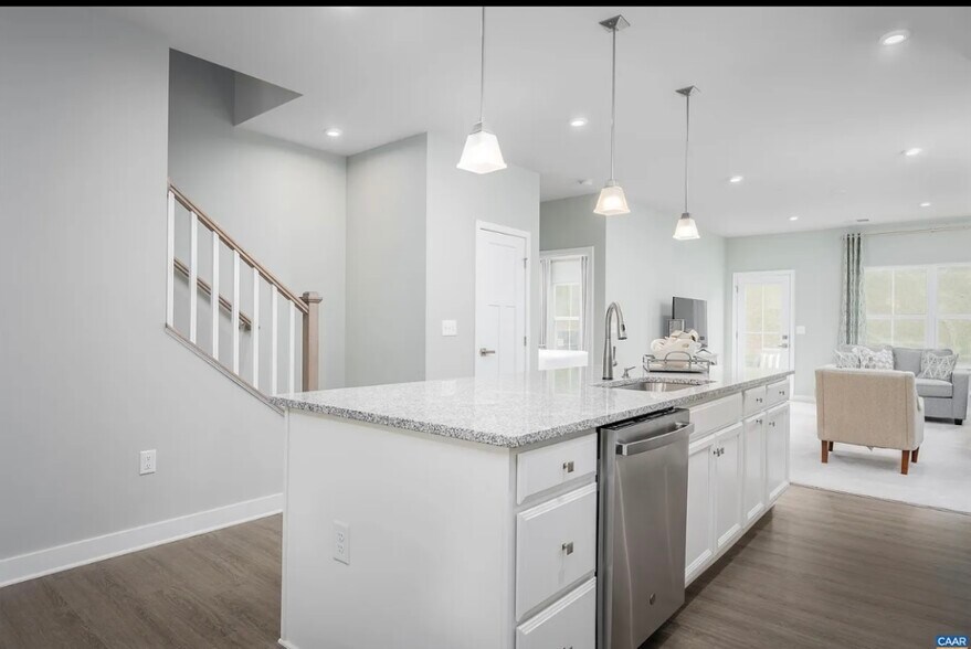 Building Photo - 736 Empire St