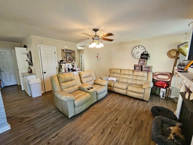 Building Photo - Nicely Updated 5 Bedroom Home!