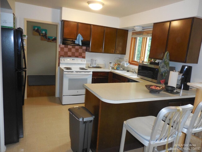 Building Photo - 3253 Lockridge Dr