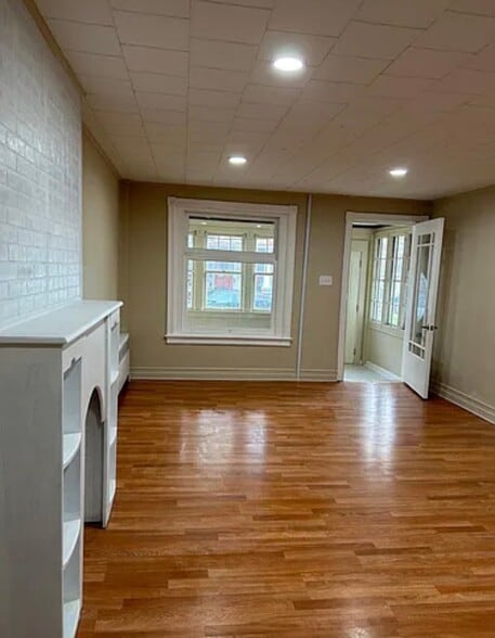 Building Photo - 417 1/2 E Ct St