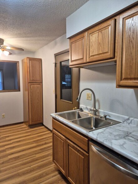Building Photo - 1205 Parkview Dr