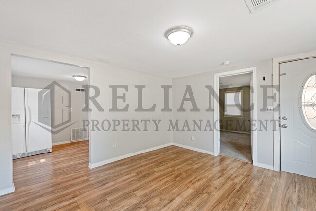 Building Photo - 617 N Clara St