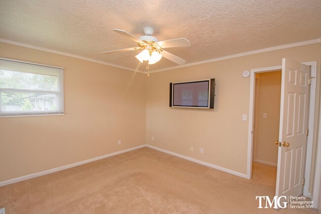 Building Photo - Beautiful Three Bedroom in Great Camas Nei...